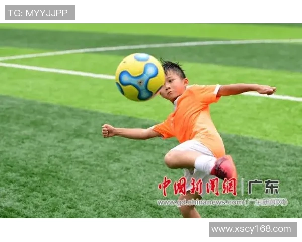 足球明星偶遇小朋友踢球瞬间感动不已传递热爱与梦想 足球明星偶遇小朋友踢球瞬间感动不已传递热爱与梦想