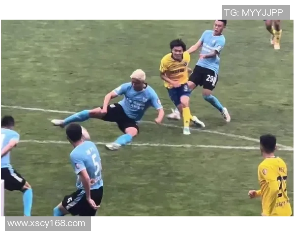 足球明星在平衡训练中展现卓越技巧与力量的精彩瞬间